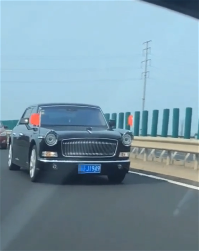 高架偶遇红旗l5,挂1949牌,车头两侧插旗,车主是圣源集团老总