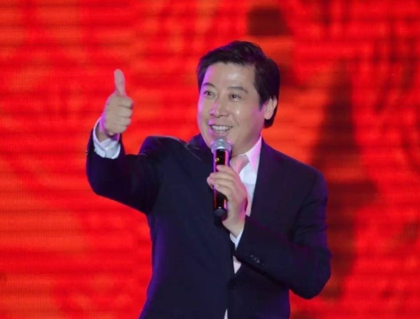 他是梦鸽的前男友,虽年过六旬容颜不老,现在成就和名气都很大