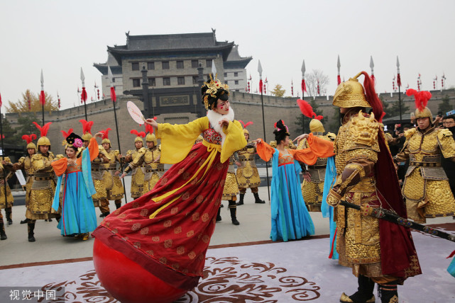 西安大唐不夜城不倒翁小姐姐走红 男演员人气不高成"陪衬"