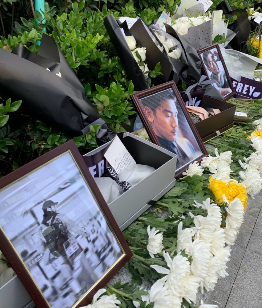 高以翔灵堂开放悼念,数百粉丝含泪送别,浙江卫视5名代表现身灵堂