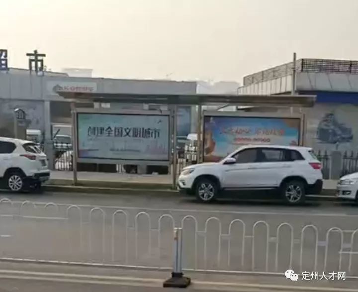 定州公交车站台被私家车占用,乘客无法正常上下车