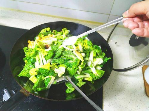 炒菜时早放盐还是晚放盐?错放一步,味道全变,难怪菜不好吃