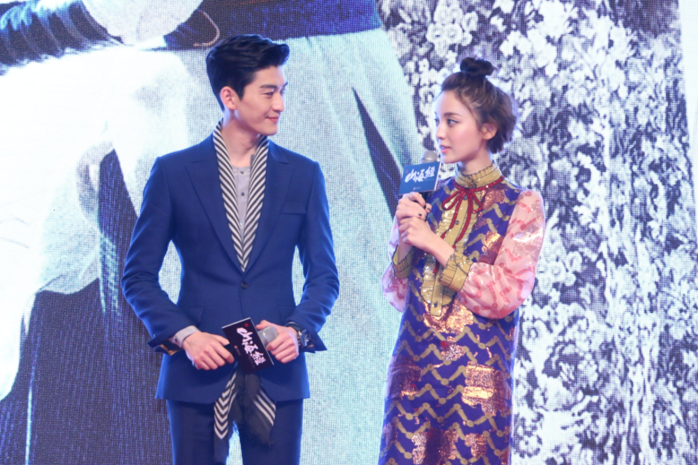 郑爽生日会与张翰隔空同框如今二人又将芒果台跨年合体