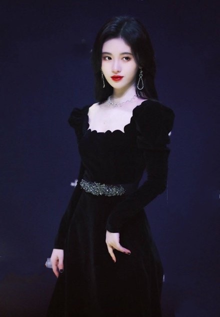 鞠婧祎最新造型,"大红唇"加黑色丝绒裙,美的像坠入凡间的精灵