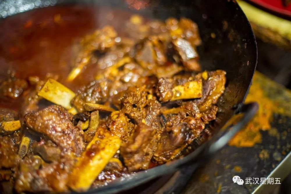 门口架起两口炉灶,戴淑芬的儿子刘贝和侄子刘皓并排站着,勾火颠锅