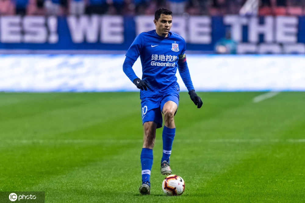 比赛开始前,申花现场宣布与球队队长莫雷诺完成续约.