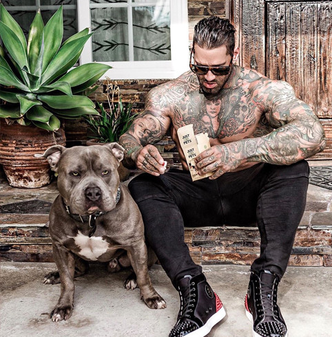 纹身和肌肉果然更配,全身大面积的纹身,依然能感觉到他的帅气