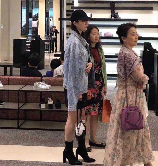 刘亦菲穿皮草陪60岁妈妈吃饭,贵妇打扮太过成熟显老土|刘亦菲|郑爽