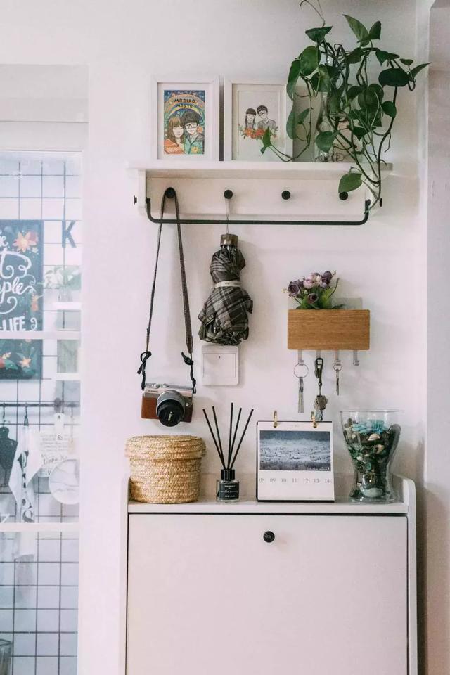 改装之后焕然一新,玄关柜子是斜入式的鞋柜,墙面和台面都利用起来打造