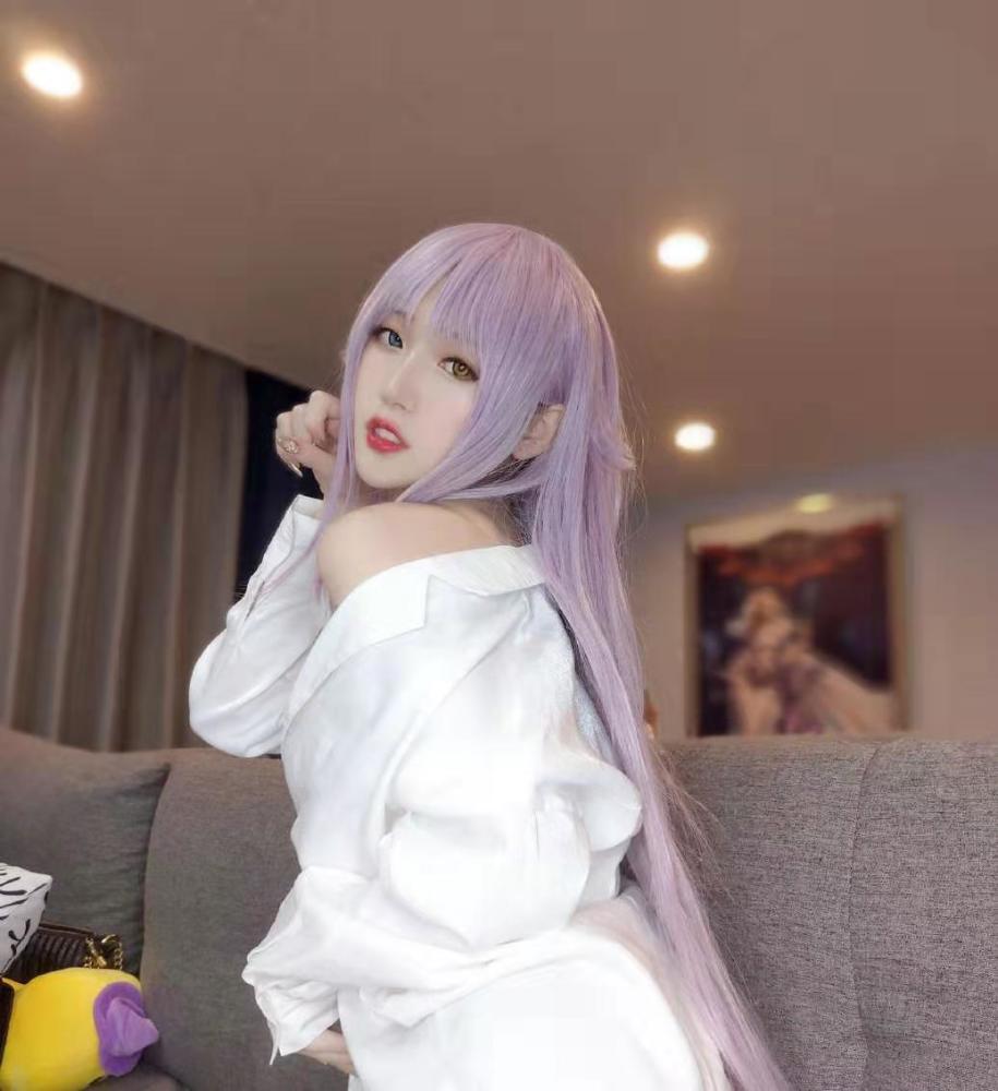 腐团儿晒睡衣美照却遭网友提问"为何中指不做美甲"?