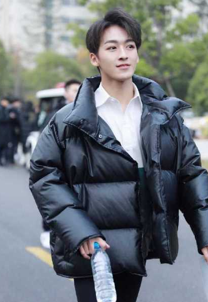 何洛洛参加艺考,素颜现身校园被众多女粉围观,颜值简直逆天!