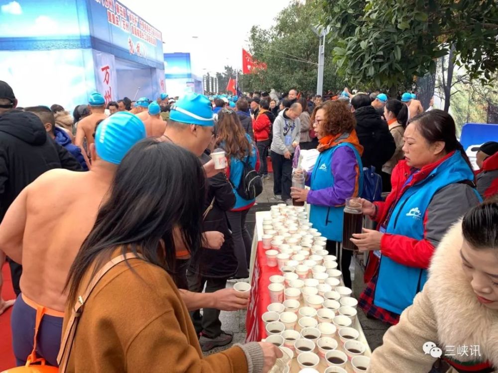 刚刚,万州江边人山人海,大量市民围观!什么情况?