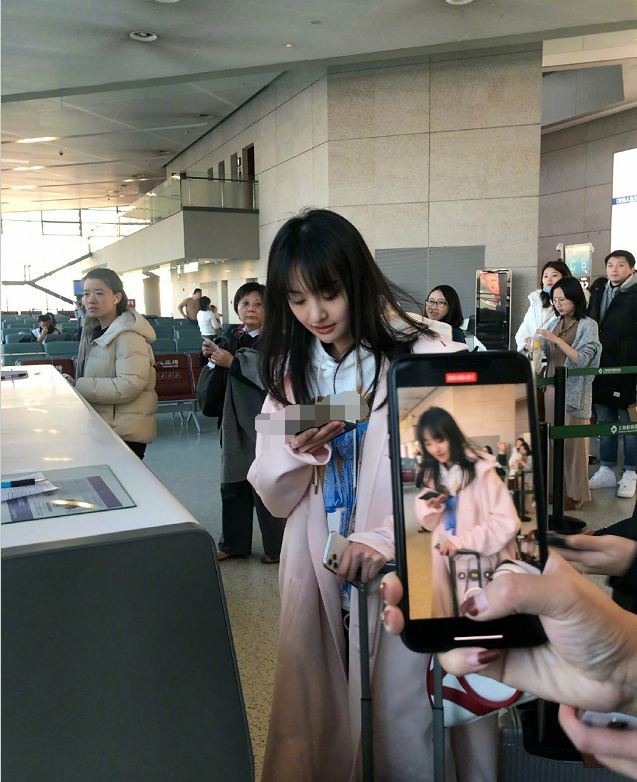 2019年12月7日,郑爽现身机场,她身穿粉色外套齐刘海清新可人,看上去