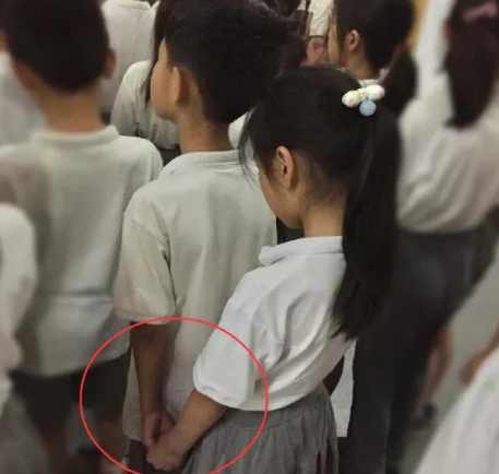 叛逆心比较重的学生就会产生早恋的心思,感觉家长和老师越是不让恋爱