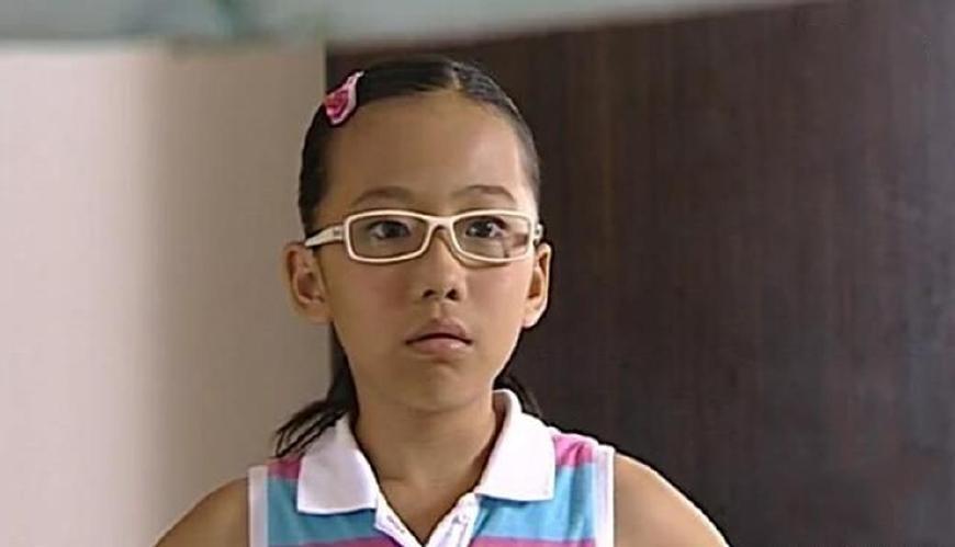 还记得《巴啦啦小魔仙》的凌美雪吗?如今穿黑色吊带裙,性感的要命!