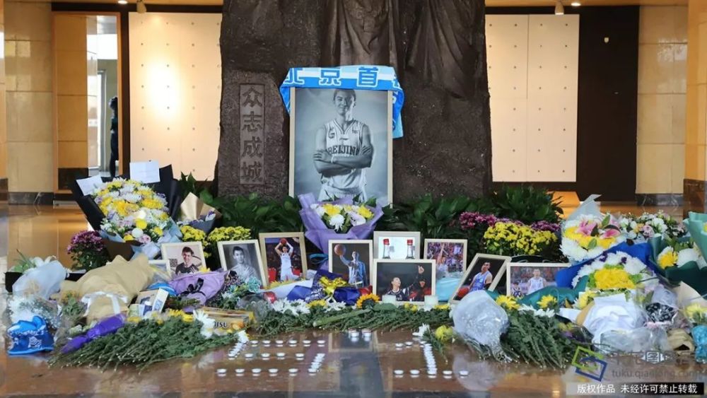 北京球迷自发前往首钢篮球中心悼念吉喆 腾讯新闻