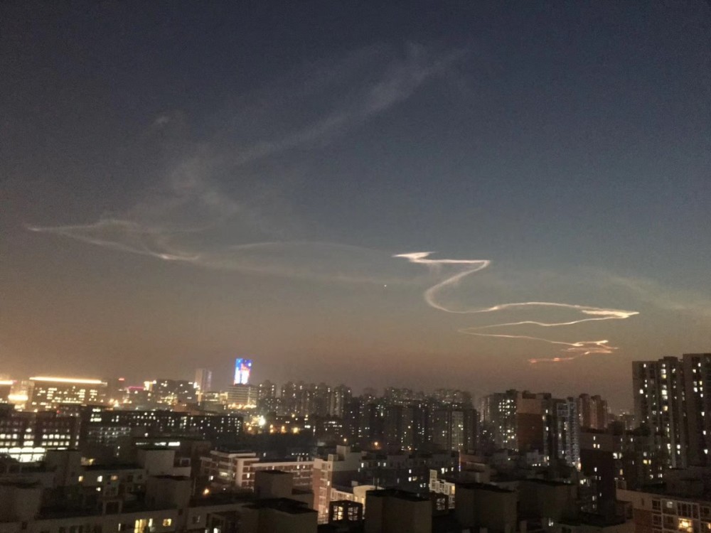 北京傍晚天空出現龍狀祥雲龍身細長引發市民爭拍