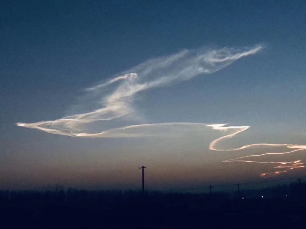 北京傍晚天空出现"龙状祥云":"龙身"细长,引发市民争拍