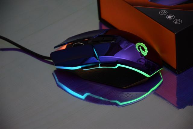 侧裙的rgb灯带多彩炫丽加上蓝紫渐变的电镀外观,两者交相辉映,宛如