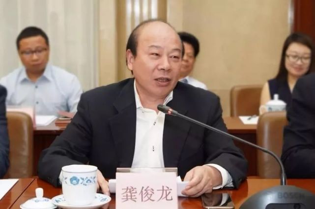 他是汕尾首富被誉为深圳第一豪宅开发商却重视创造精神财富