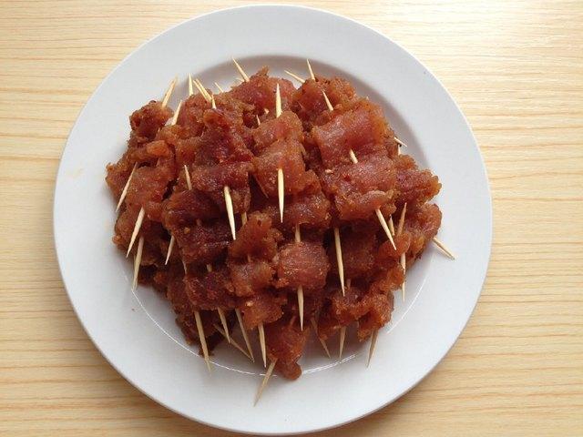 牙签肉制作教程,别老是炒和炖了,试试一口一串香辣吃法_腾讯新闻