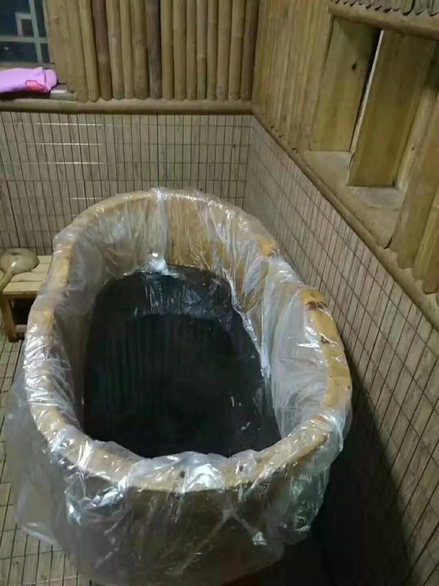 过去洗瑶浴需要亲自到大山里采集各种草药,就是现在贵州从江县的瑶族