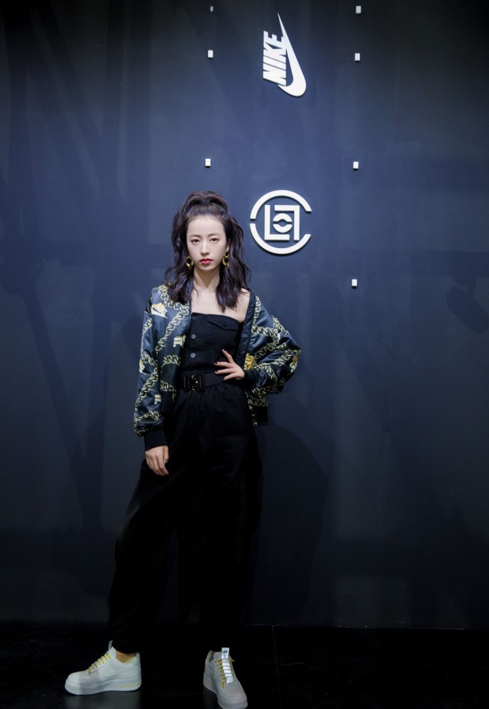 周雨彤穿搭太养眼鉴定完毕今天是nike女孩
