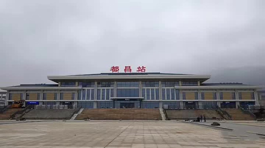 江西九江鄱阳湖边一个县,拥有高铁站,却距离县城约30公里