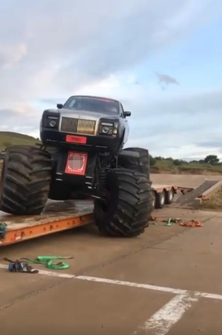 中国唯一劳斯莱斯大脚车自己上平板车无需贺氏吊装