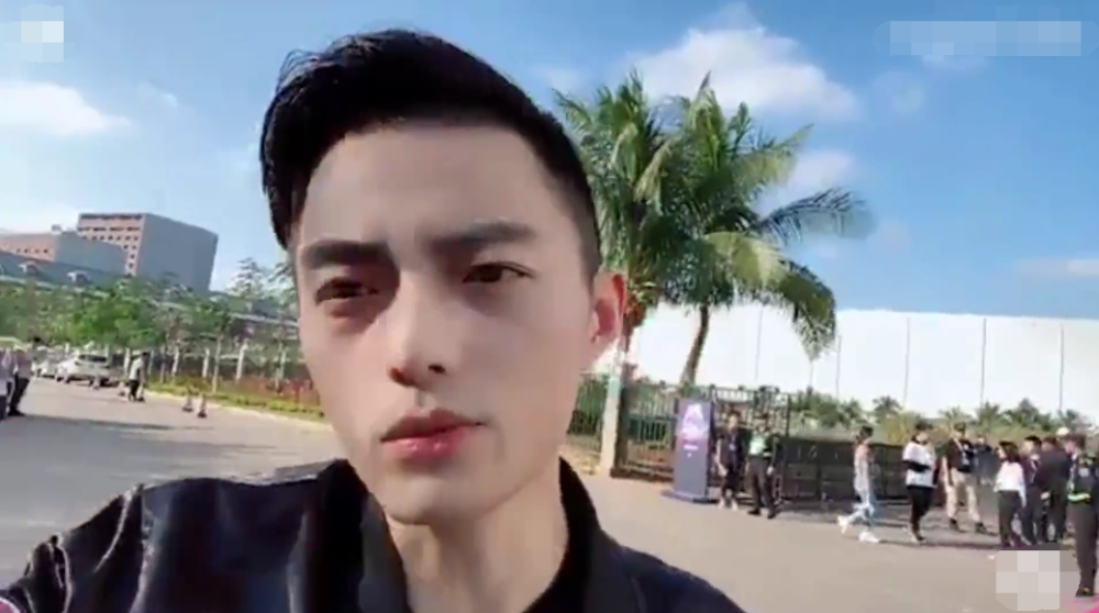 lol电竞霍建华智勋身高真就不到1米6?粉丝合影后:身高是硬伤