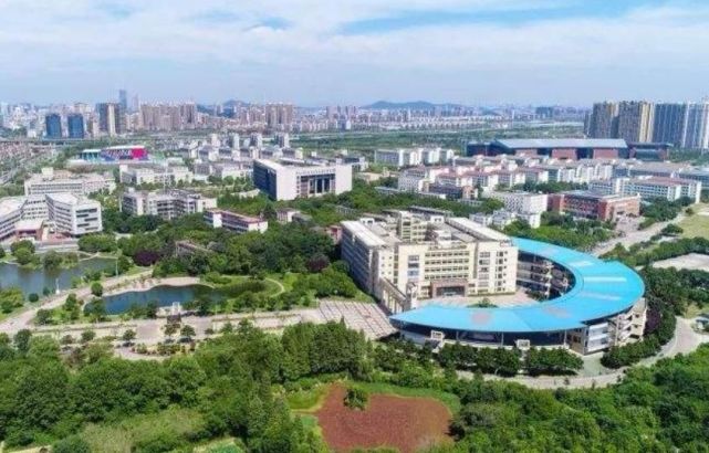 马鞍山位于长江下游南岸,西周时属吴国,传说它的名称来源于历史故事