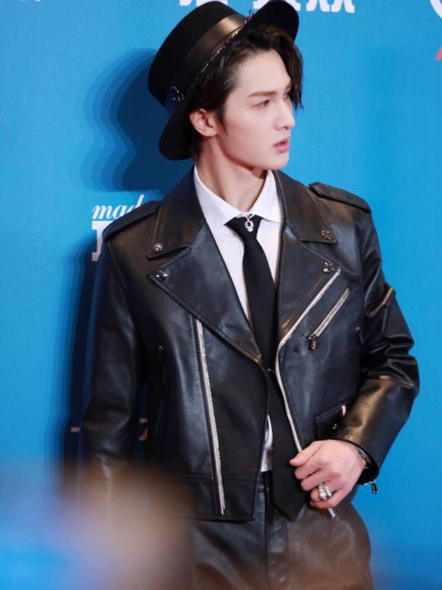 不过说来也巧,其实皮衣一直都是很多男明星会选择的造型,不仅仅是出席