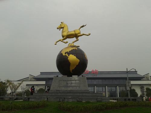 不是会经常见到"马踏球"的雕塑,其实这已成为全国各地旅游城市的标志