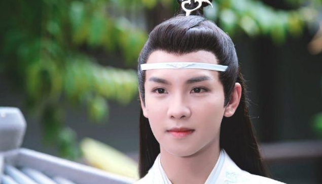 谁说"蓝思追"只能演小奶狗?换上现代装的他,简直判若两人