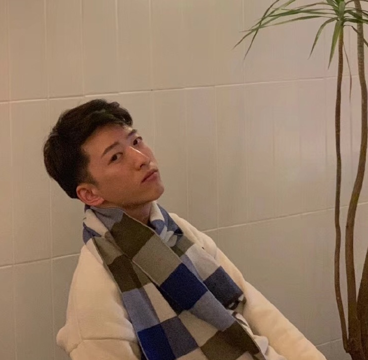 浪胃仙自曝上学时比李现还帅?本以为是玩笑话,看到18岁颜值懵了