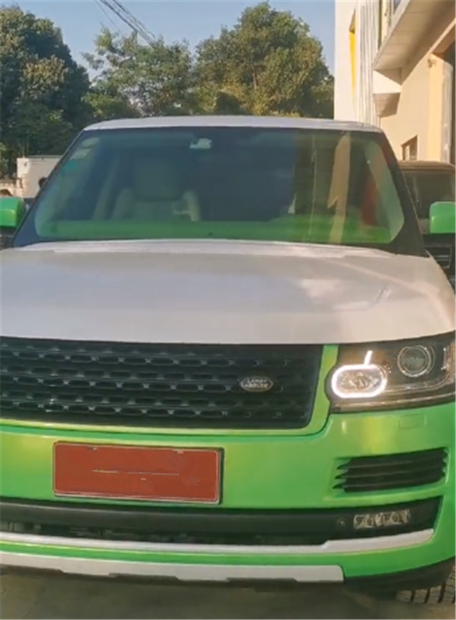 双拼色 路虎揽胜 一面白一面绿 回头率不差 但国人难欣赏 腾讯新闻