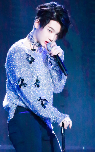 周震南帅气舞台表演照清新明朗英姿勃发