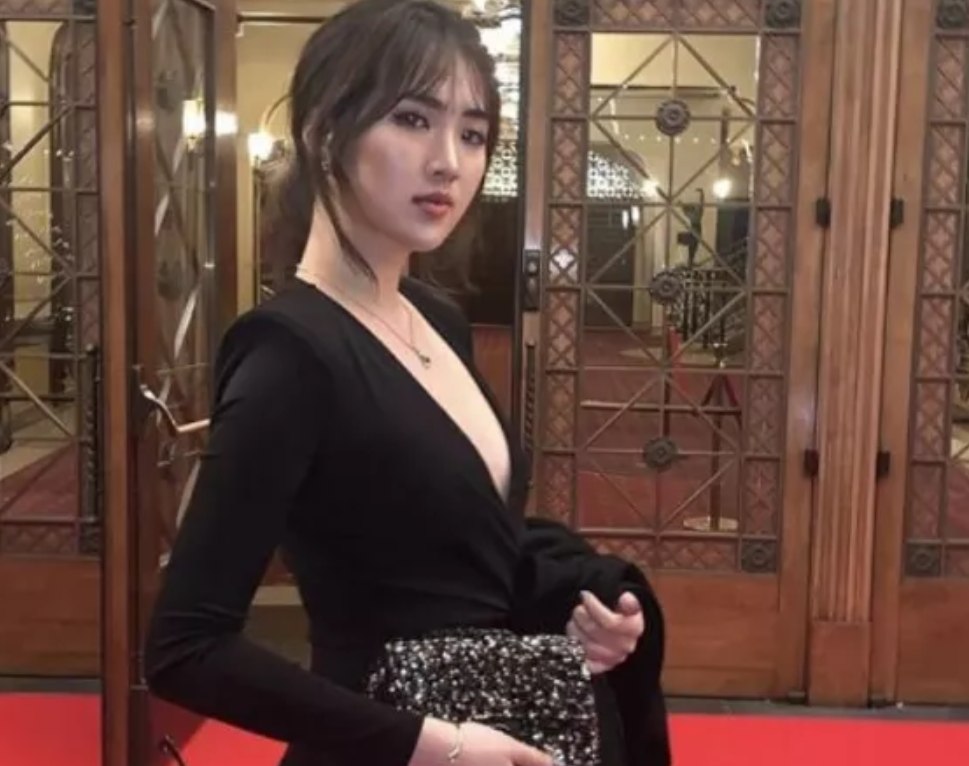 华为老总任正非的小女儿火了,穿黑色礼服现身,绝美身姿炸裂全场!