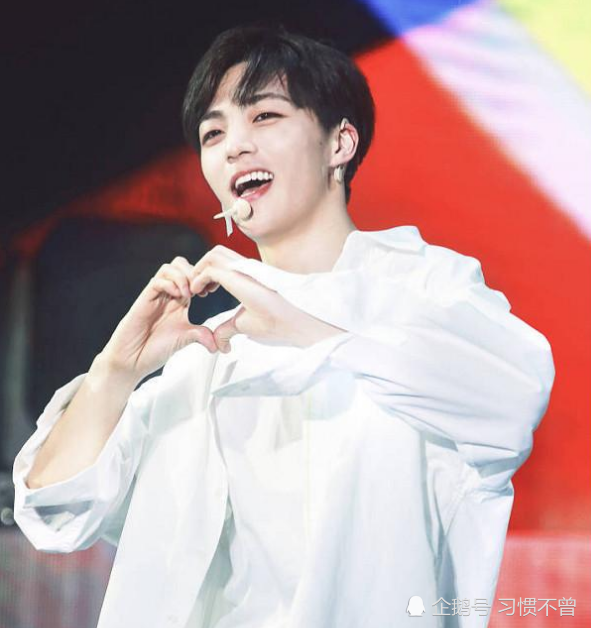 男星比心哪家强?陈立农很甜,罗志祥花哨,最后一位火遍全国