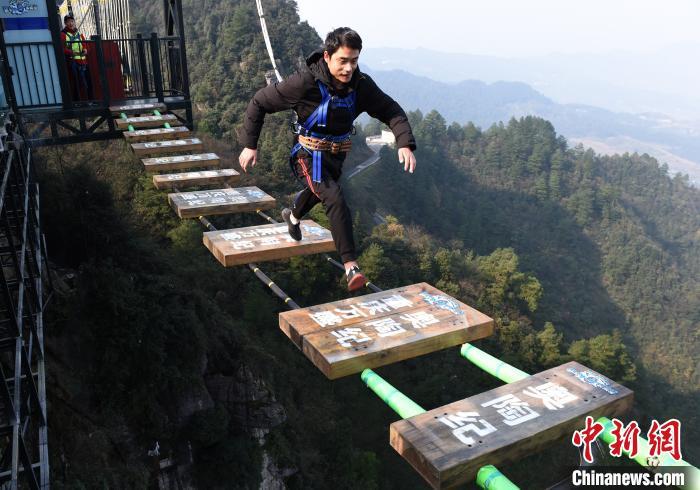 重庆一景区现步步惊魂游人体验惊险刺激