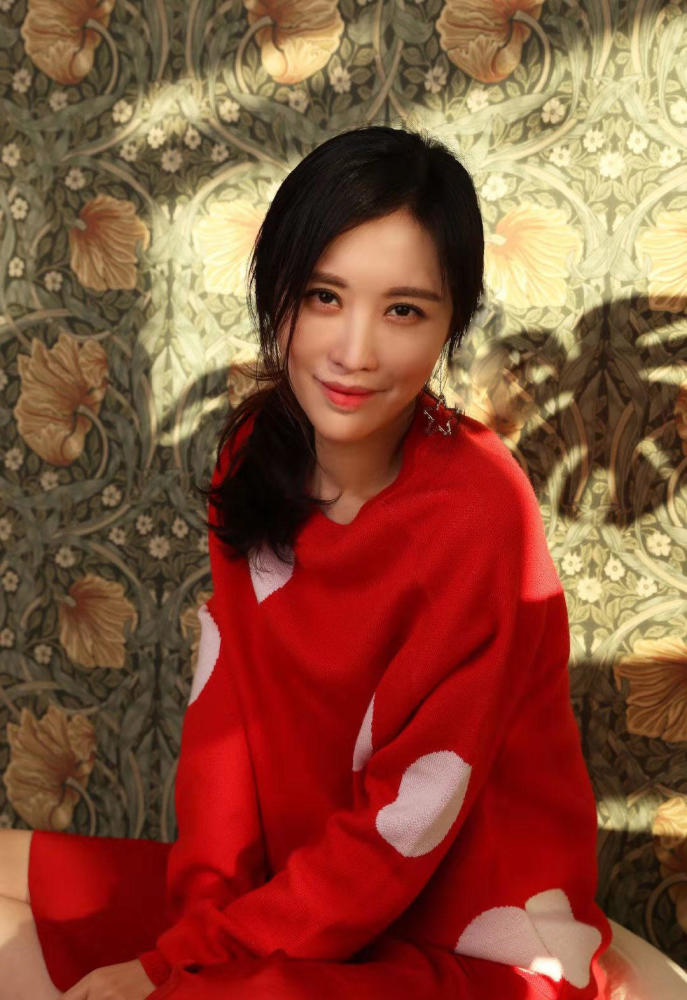 田朴珺越来越高调,又穿红色毛衣配雪纺裙甜美减龄,美得不像38岁