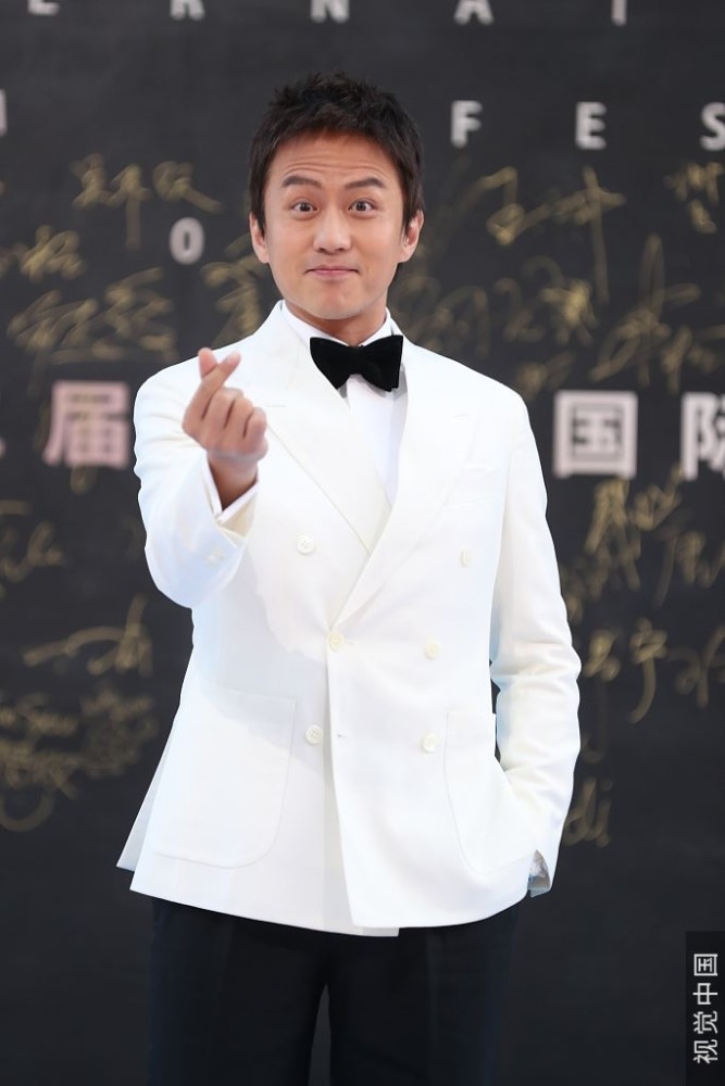 邓超,沈腾身高都是180 两人连出场画风也出奇一致