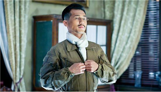 拍摄电影《银河补习班》时,白宇扮演的航天员马飞有一个出舱的戏份,这