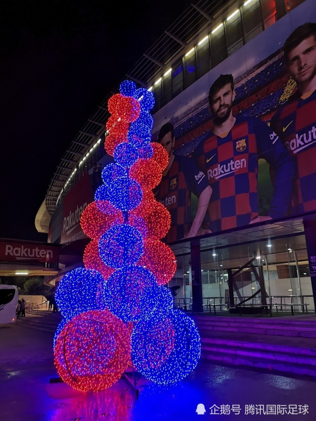 诺坎普外的圣诞树