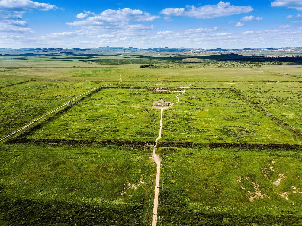 燕铁木儿,出身钦察氏,蒙其祖父土土哈,父亲床兀儿的战功,弱冠之年便奉