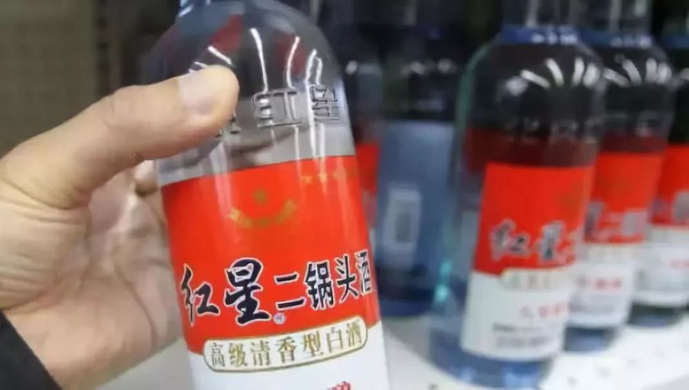 中国低端酒之王 一年卖出7000万箱 销售百亿 价格却差茅台100倍 腾讯新闻