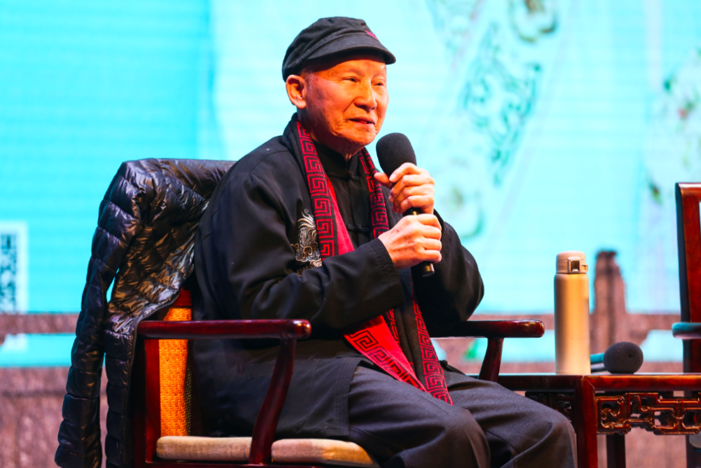 年轻时,他和著名粤剧泰斗薛觉先在上海同台演出《范蠡献西施》.