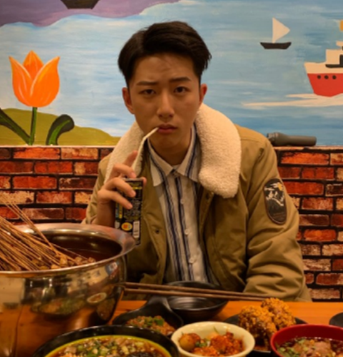 网红浪胃仙自称学生时代是校草看到年轻时旧照确实有资本