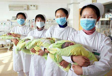 20孕妇生下五胞胎,看到性别后,老公却一个劲说倒霉