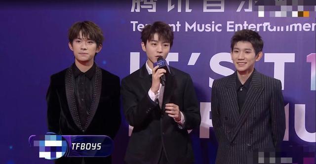 音乐盛典槽点满满 获奖艺人领奖全靠找 小鲜肉衣扣崩坏 腾讯新闻